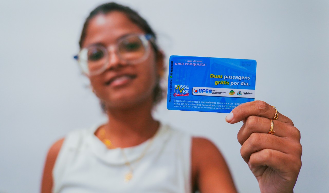 Lilian posa com sua carteira de estudante